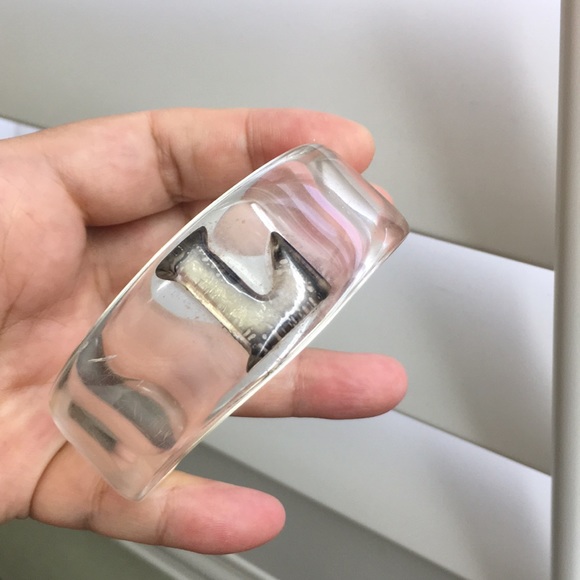 🖤Vtg clear lucite cuff bracelet with L - Picture 17 of 17